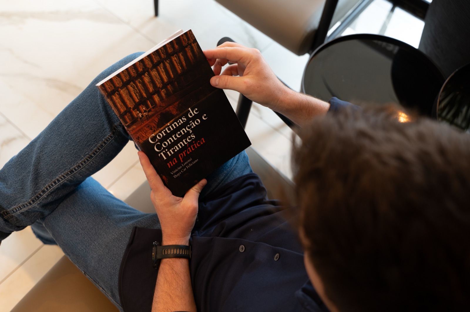 Autores segurando o livro Cortinas de Contenção e Tirantes